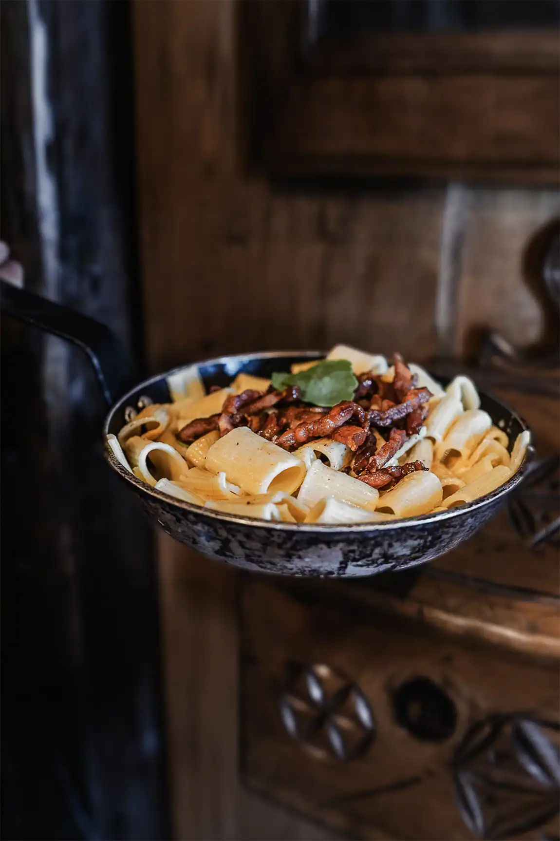 Po&ecirc;l&eacute;e de p&acirc;tes aux lardons Maison Alpin, servie dans une cuisine de chalet.
