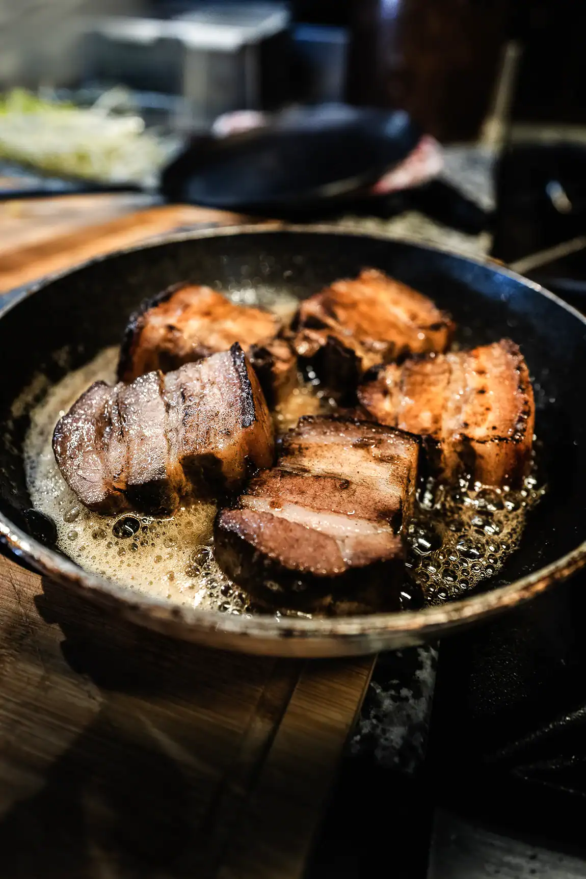 Poitrine de porc Maison Alpin saisie &agrave; la po&ecirc;le.