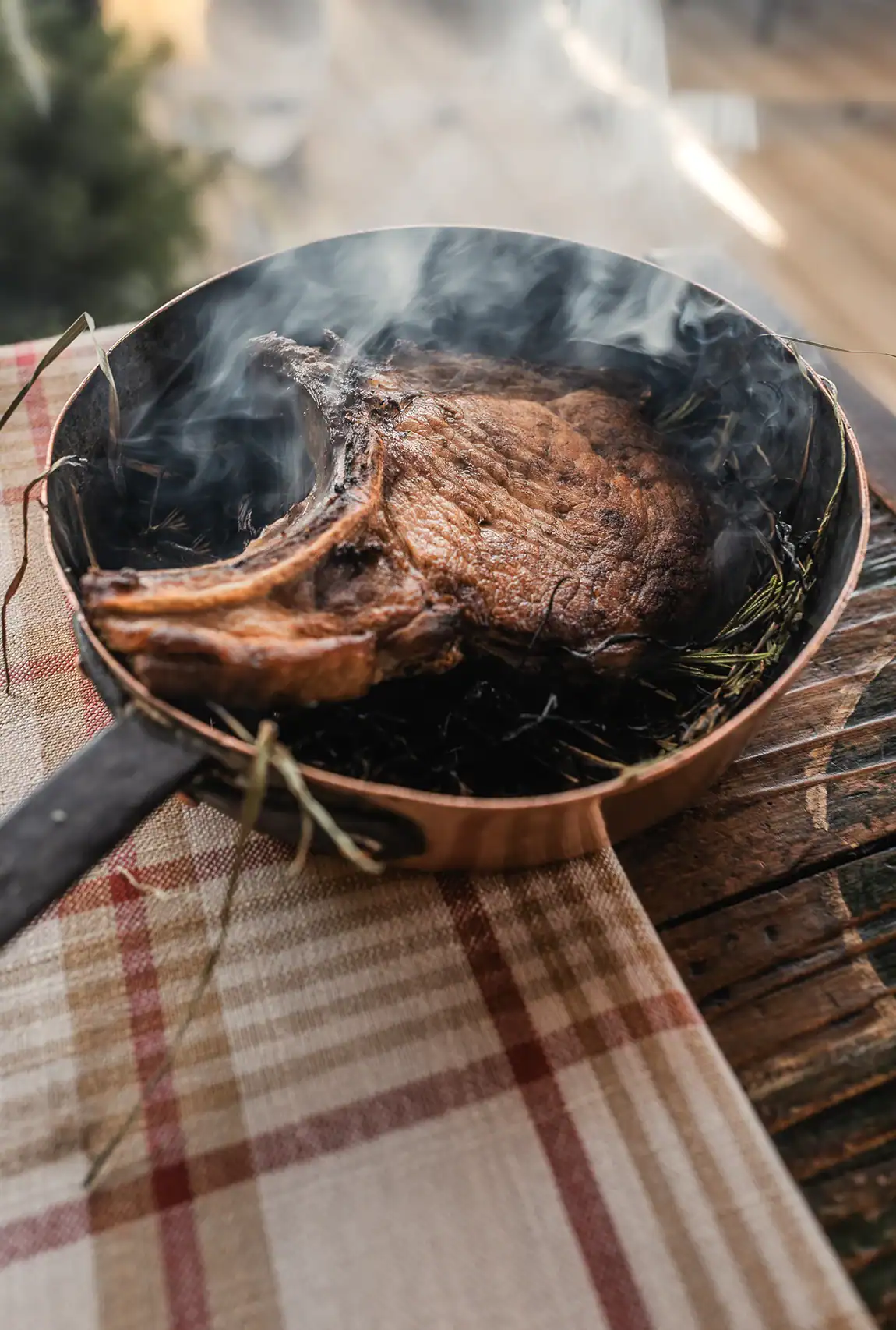 C&ocirc;te de porc Maison Alpin saisie &agrave; la po&ecirc;le avec romarin.