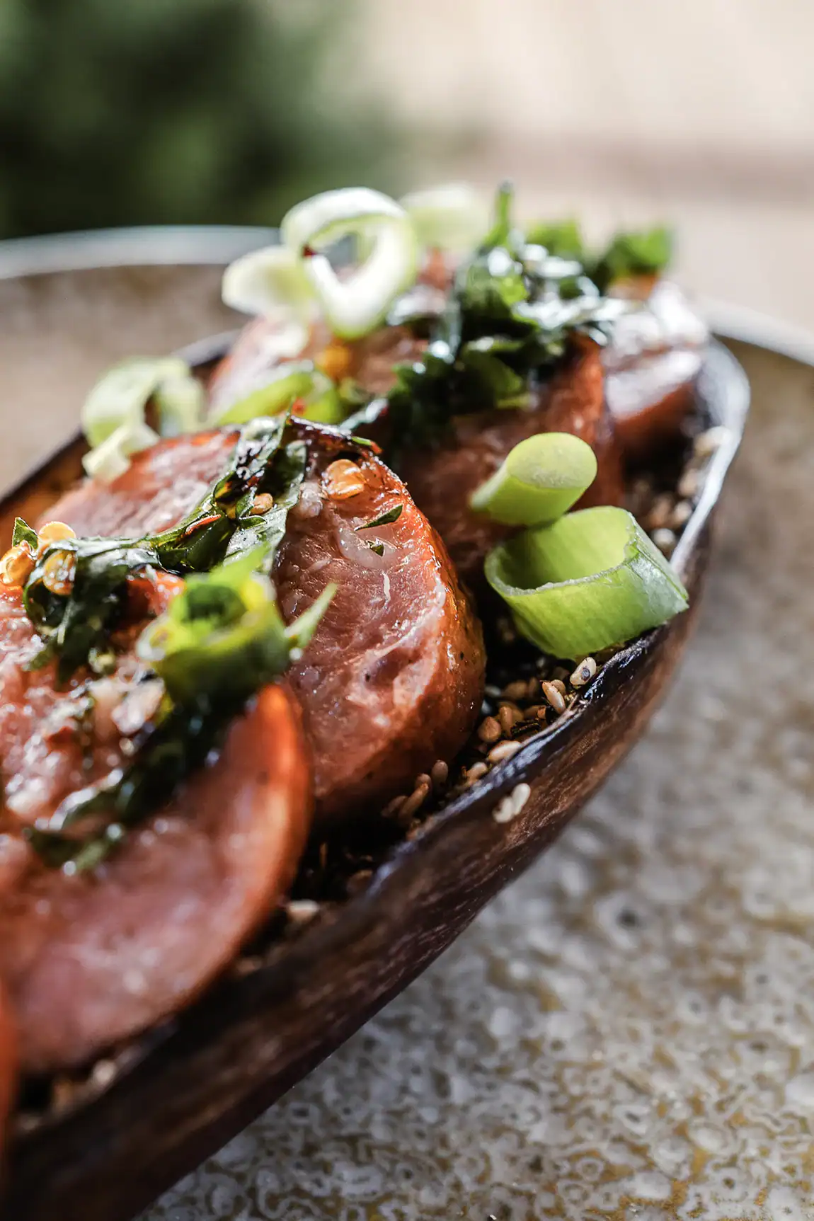 Diots de Savoie grill&eacute;s Maison Alpin, servis avec poireaux, graines et herbes.