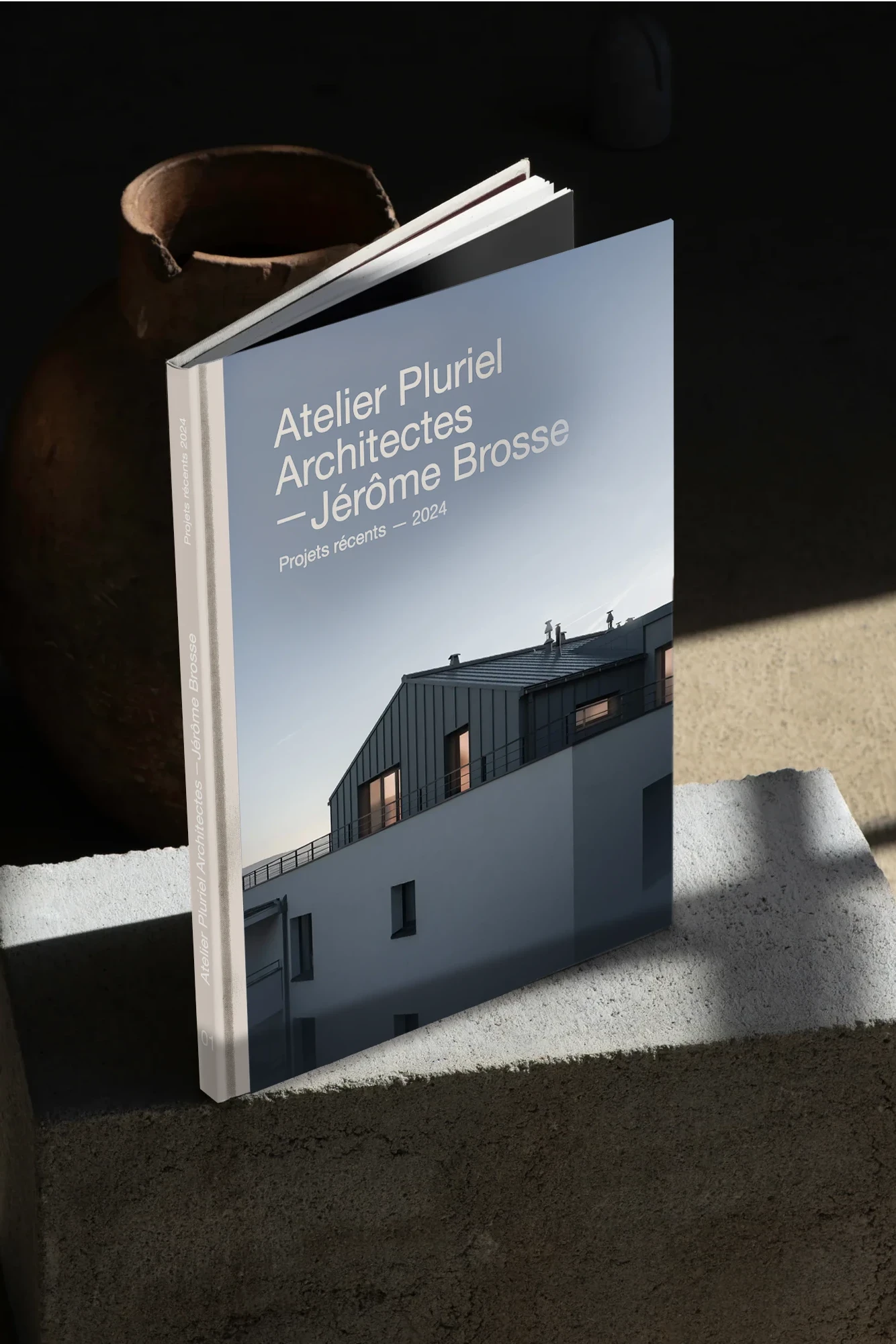 Livre de projets récents d’Atelier Pluriel avec une photographie d’architecture contemporaine en couverture