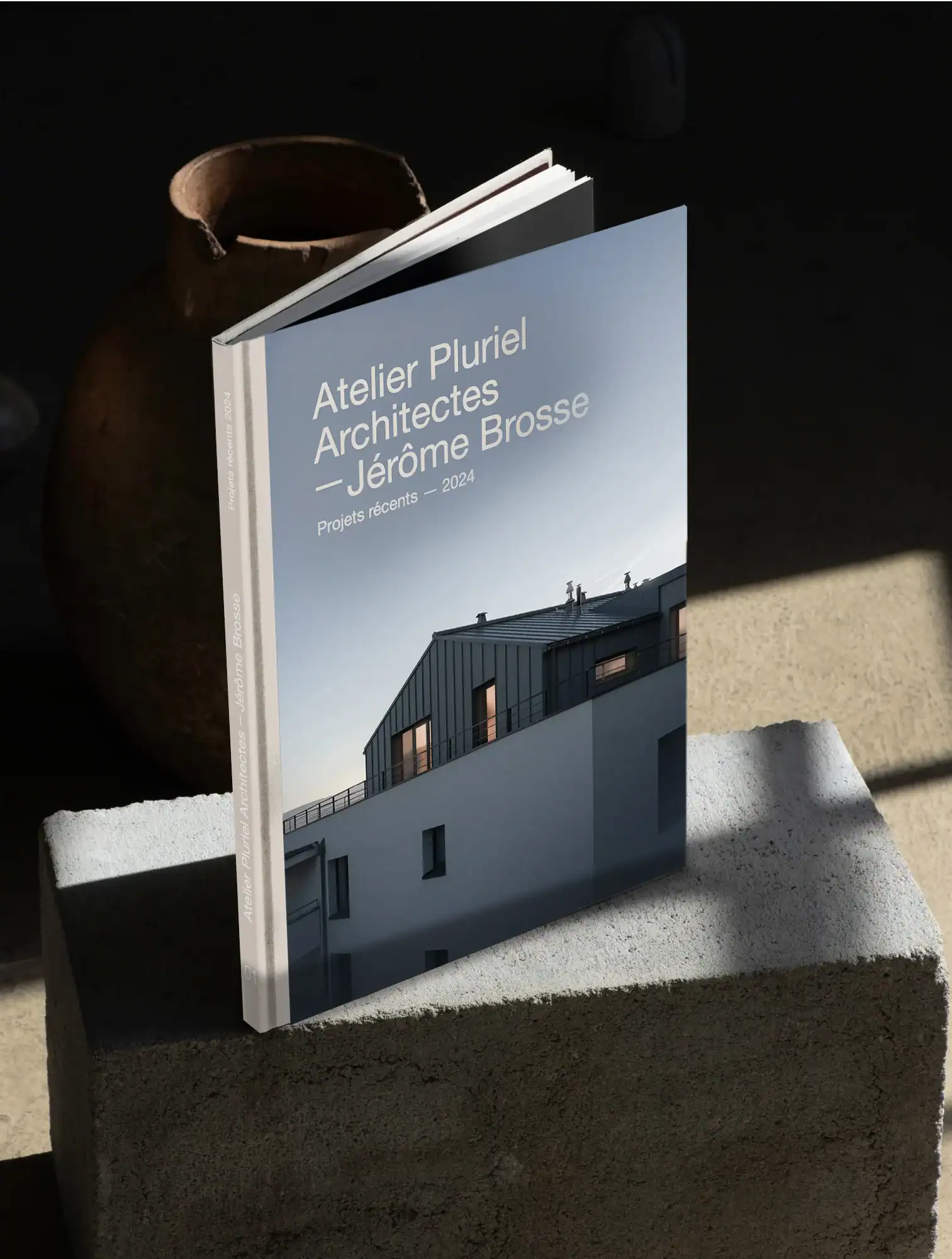 Livre de projets récents d’Atelier Pluriel avec une photographie d’architecture contemporaine en couverture