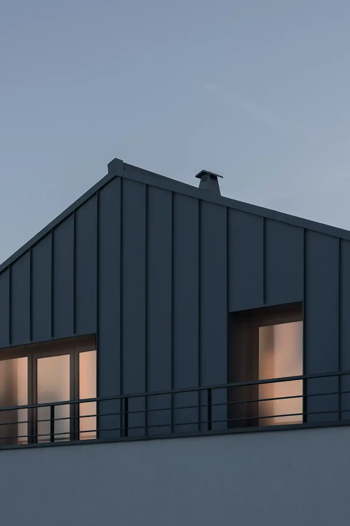 B&acirc;timent contemporain photographi&eacute; au cr&eacute;puscule en Haute-Savoie