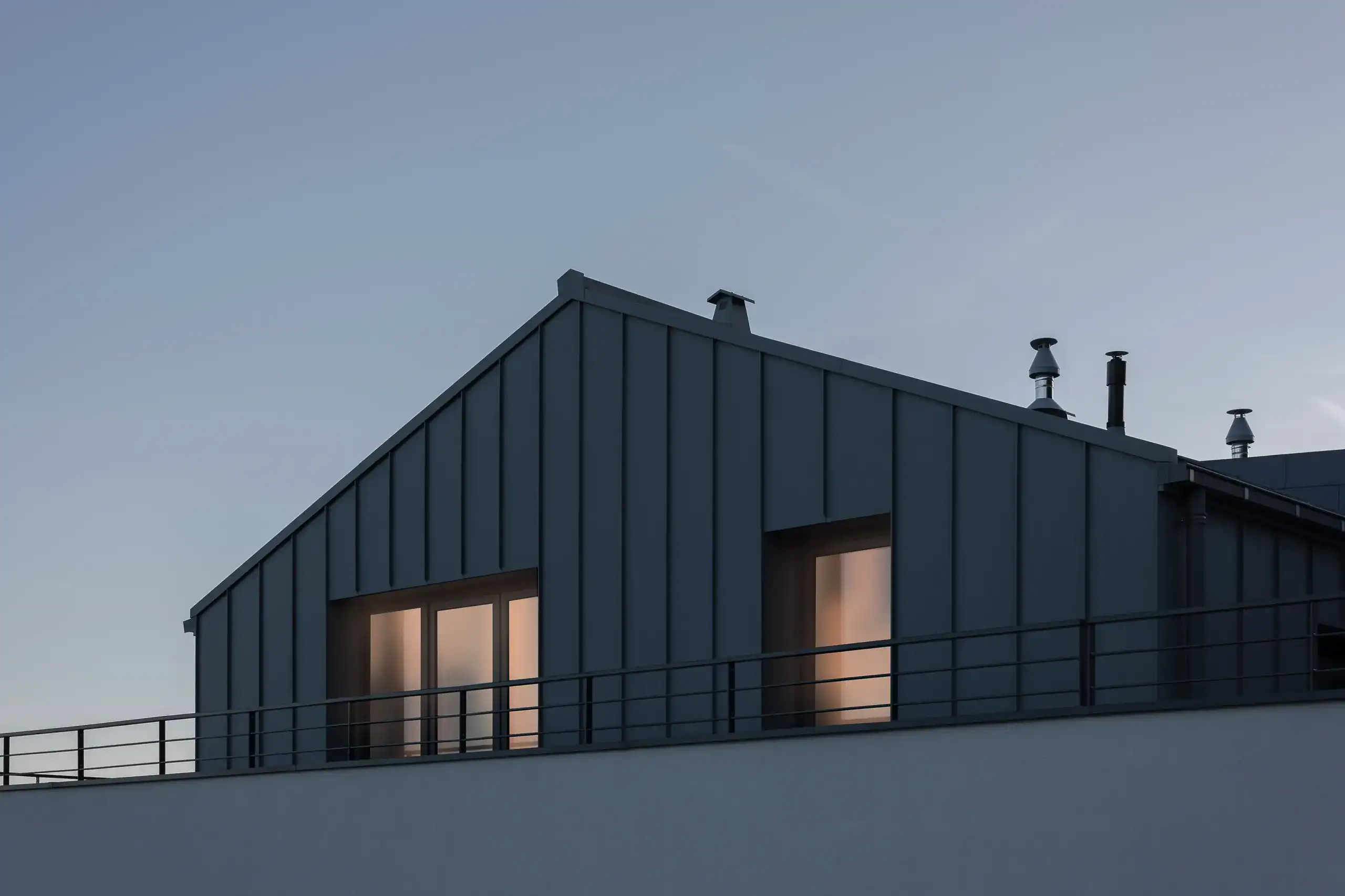 Bâtiment contemporain photographié au crépuscule en Haute-Savoie