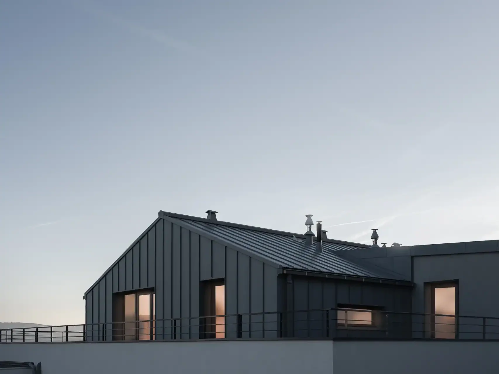 Bâtiment contemporain photographié au crépuscule en Haute-Savoie