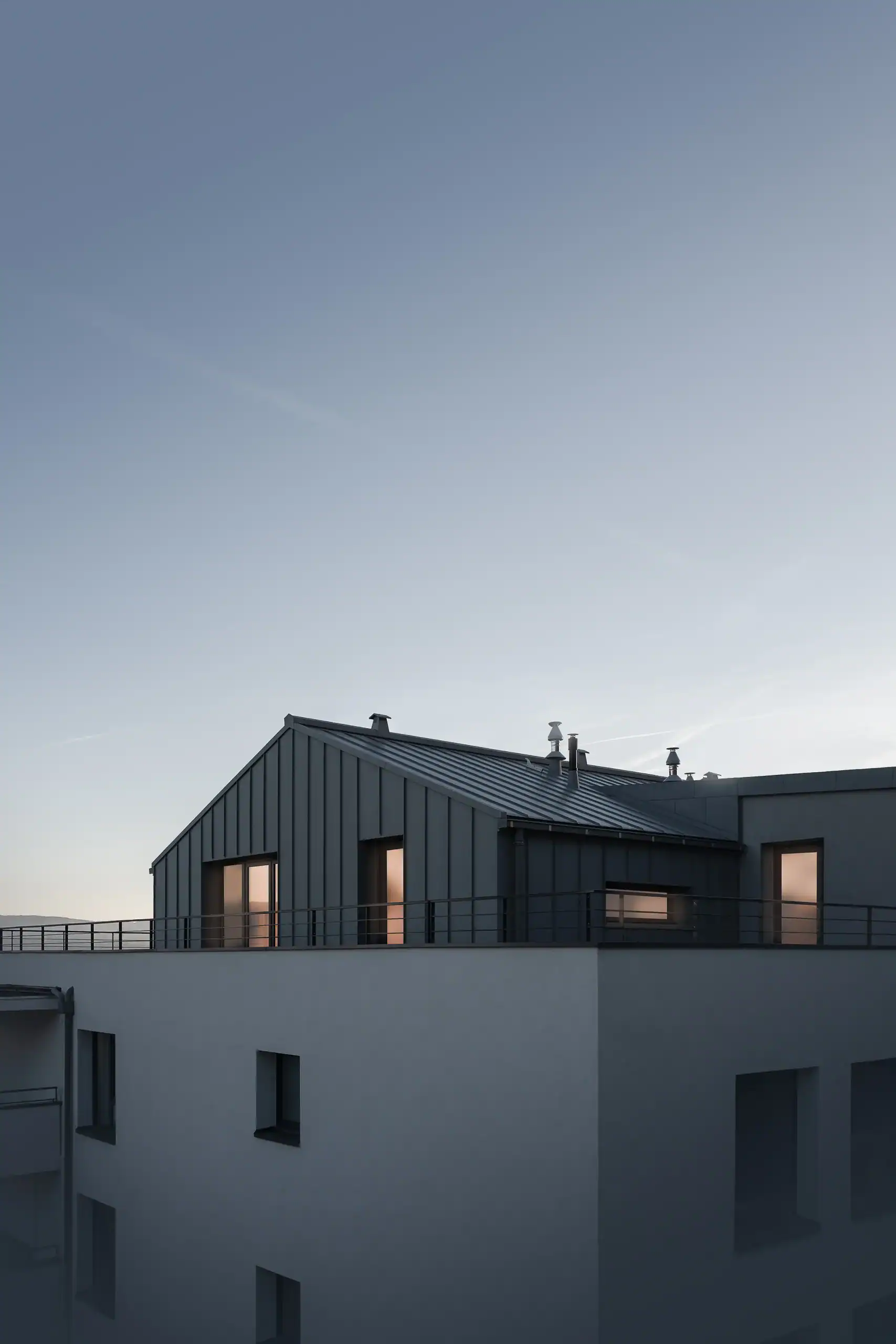 Bâtiment contemporain photographié au crépuscule en Haute-Savoie