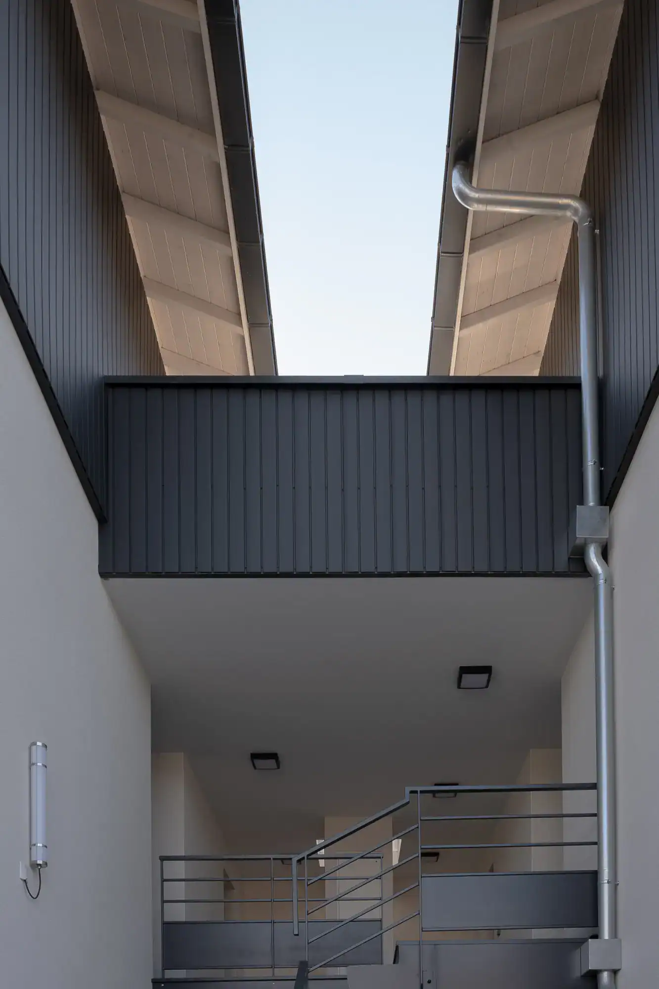 Image issue d’un reportage photo d’architecture montrant la façade, les balcons, les matières et l’intégration du bâtiment dans un environnement vivant.