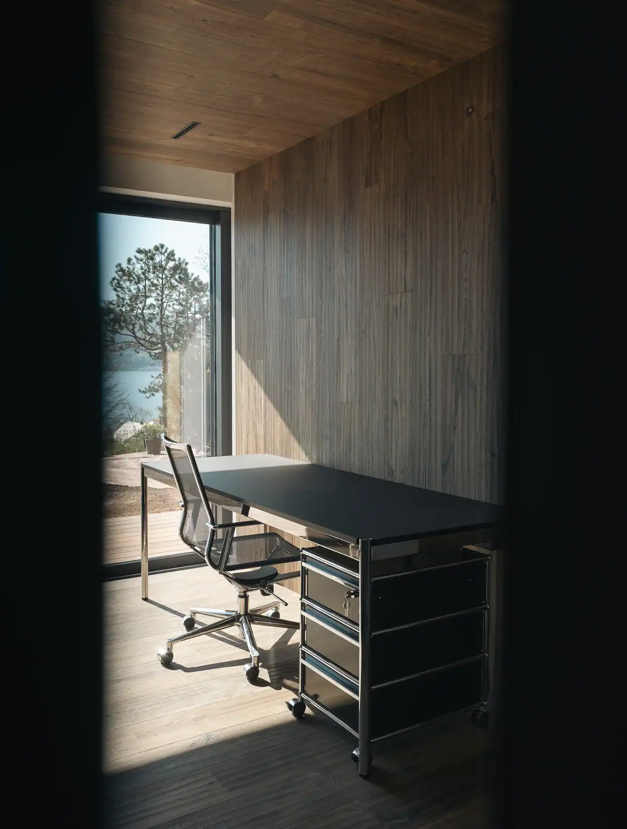 Intérieur bois et baie vitrée avec lumière naturelle