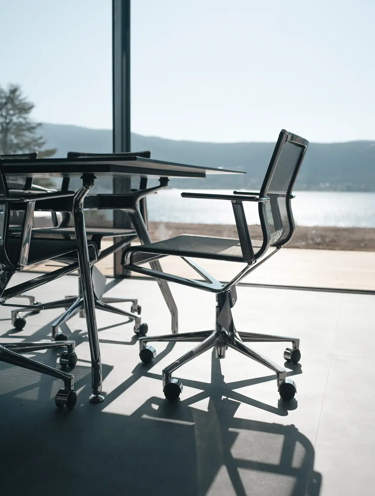 Terrasse contemporaine avec mobilier et vue sur le paysage