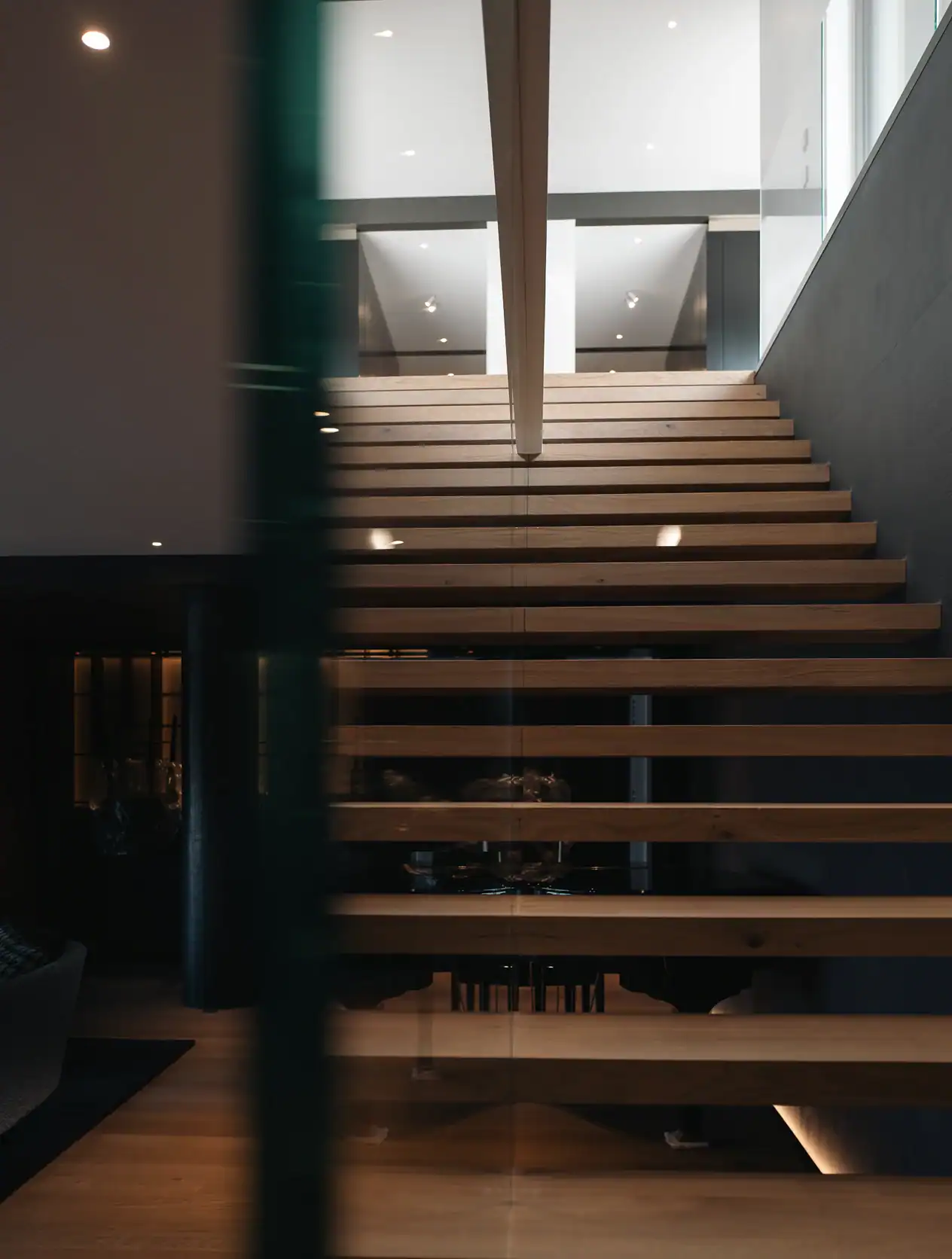Escalier intérieur en bois et lumière architecturale