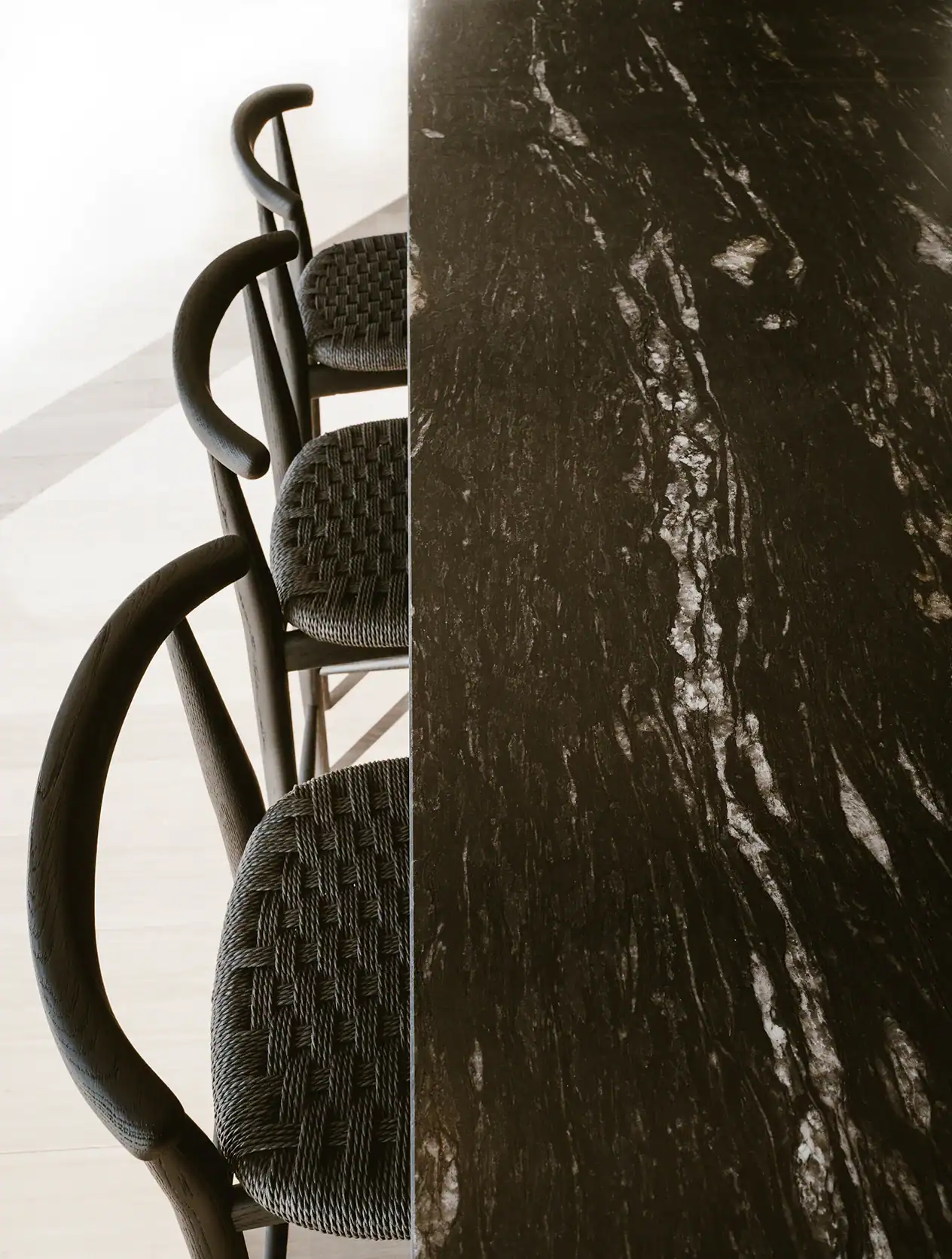 Détail de mobilier et lumière naturelle en intérieur