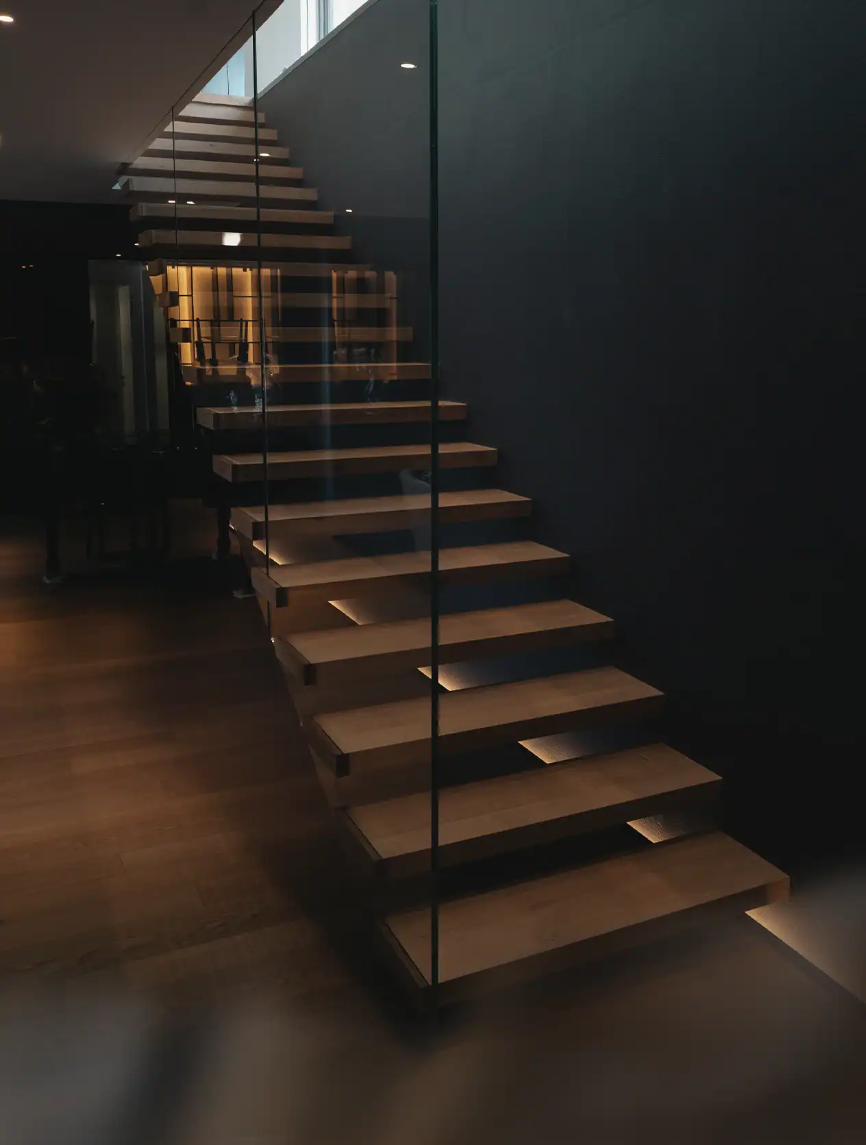 Escalier intérieur sombre et lumière indirecte
