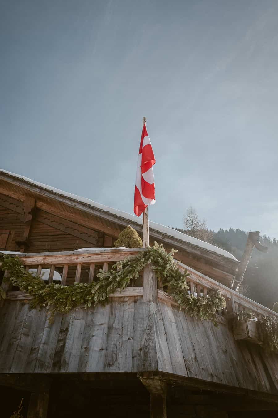 Chalet alpin avec drapeau des Savoie photographié en hiver