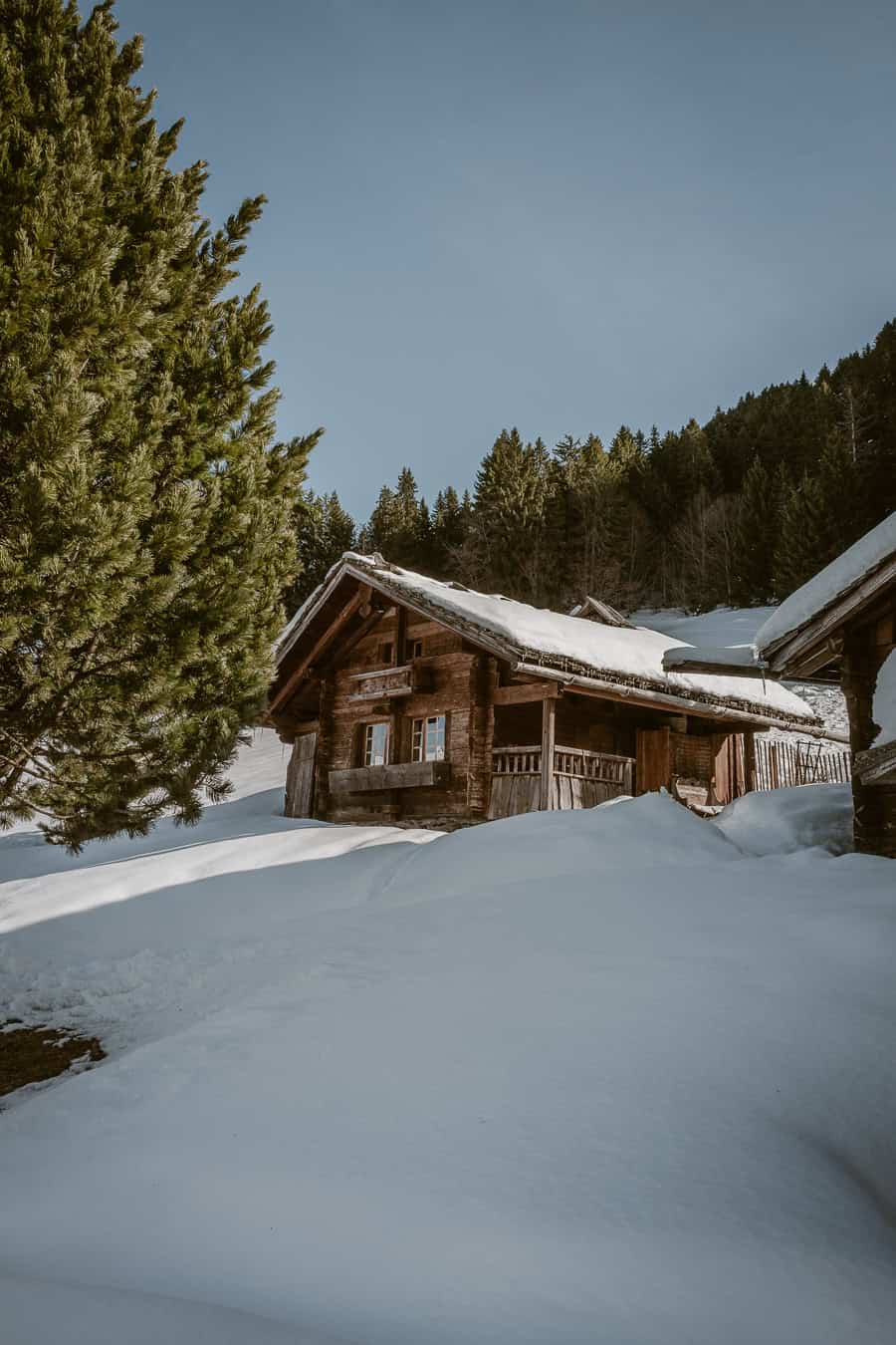 Chalet en bois photographié en hiver en Haute-Savoie
