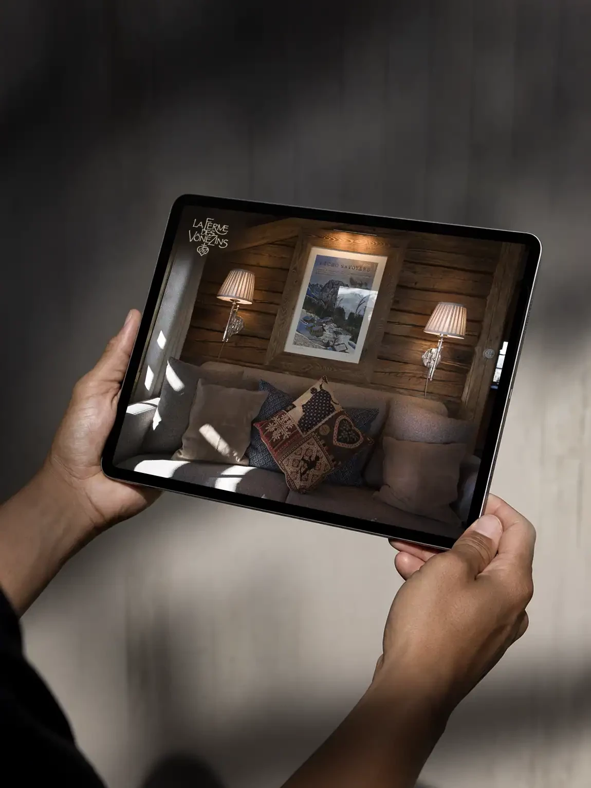 Intérieur chaleureux de La Ferme des Vônezins présenté sur tablette.