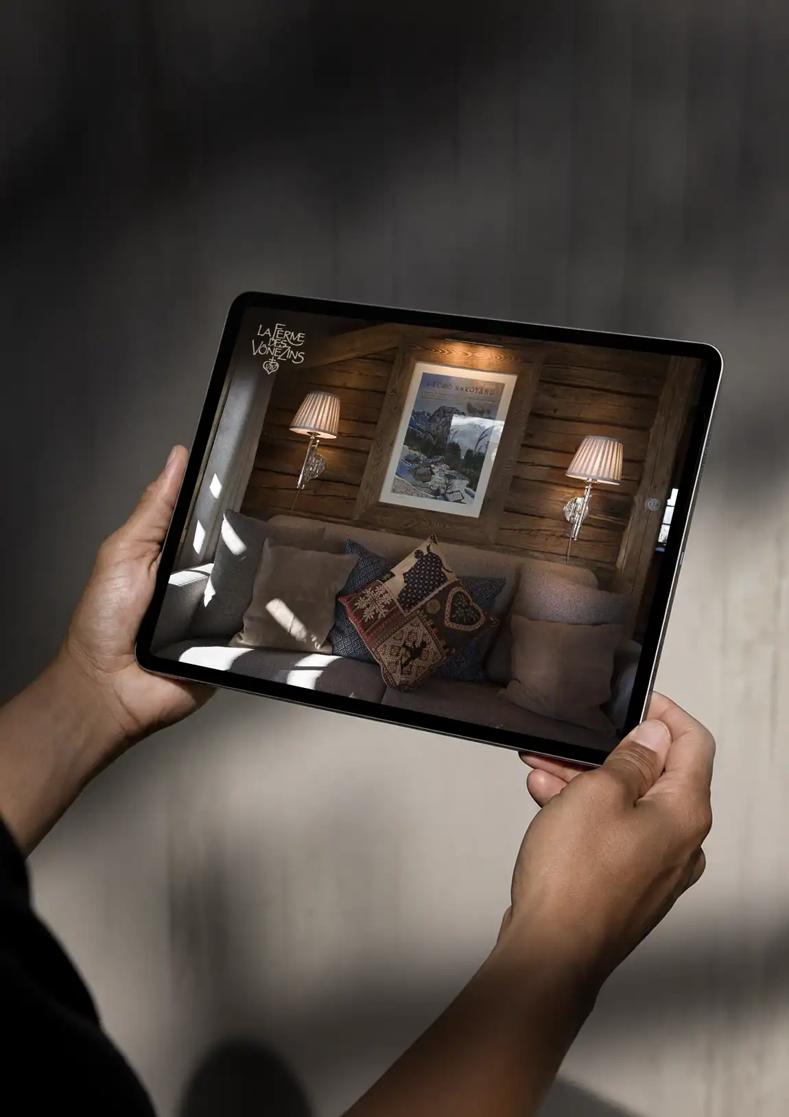 Int&eacute;rieur chaleureux de La Ferme des V&ocirc;nezins pr&eacute;sent&eacute; sur tablette.