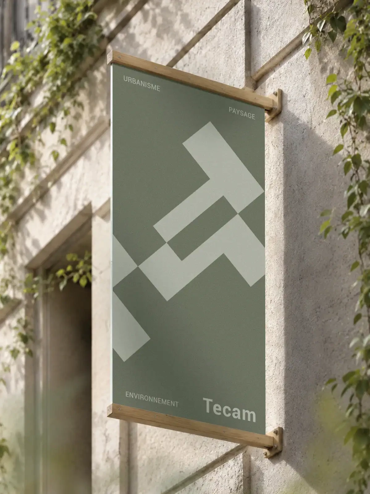 Enseigne extérieure Tecam en bois clair présentant l’identité visuelle du bureau d’études en urbanisme, paysage et environnement.