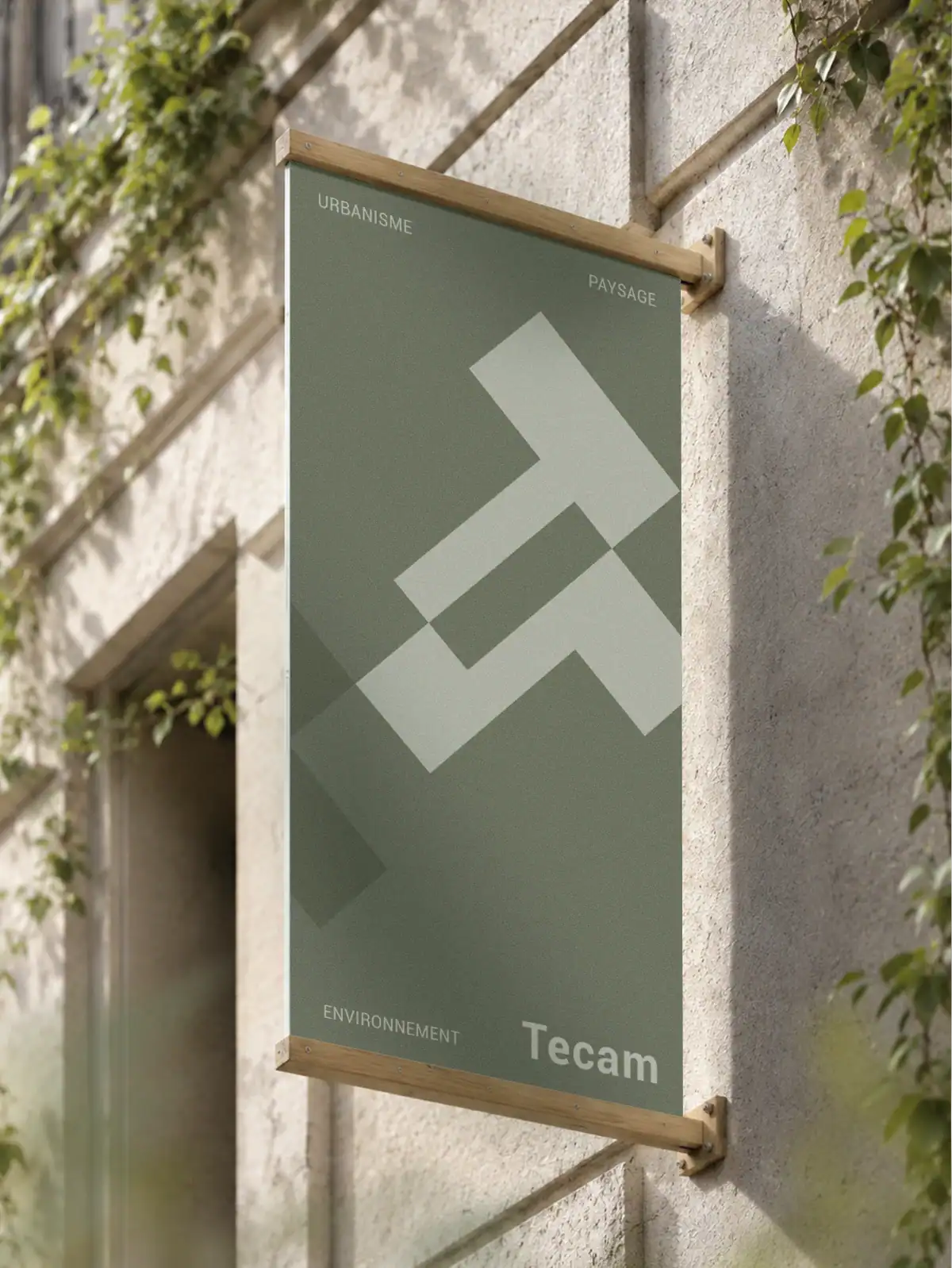 Enseigne extérieure Tecam en bois clair présentant l’identité visuelle du bureau d’études en urbanisme, paysage et environnement.