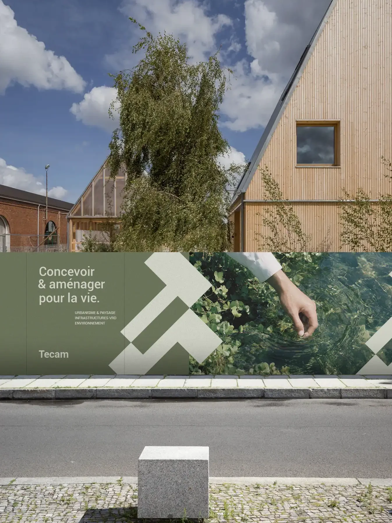 Palissade de chantier Tecam illustrant l'identité visuelle et le branding conçus par Blue1310 pour un bureau d'études en urbanisme et paysage.