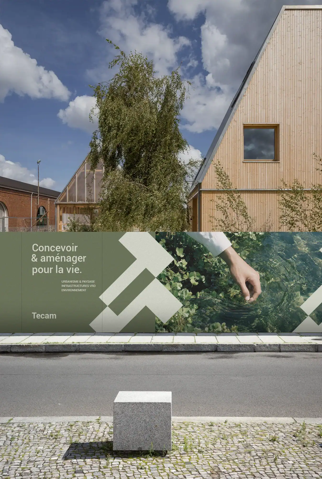 Palissade de chantier Tecam illustrant l'identité visuelle et le branding conçus par Blue1310 pour un bureau d'études en urbanisme et paysage.
