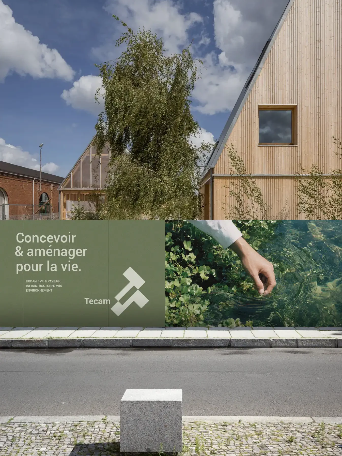 Palissade de chantier Tecam illustrant l'identité visuelle et le branding conçus par Blue1310 pour un bureau d'études en urbanisme et paysage.