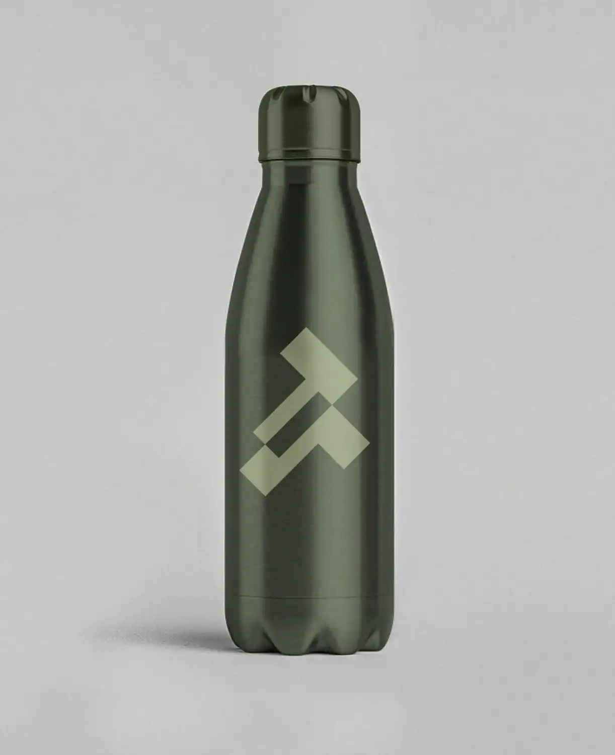 Gourde métallique verte avec le symbole Tecam pour un bureau d’études en environnement.