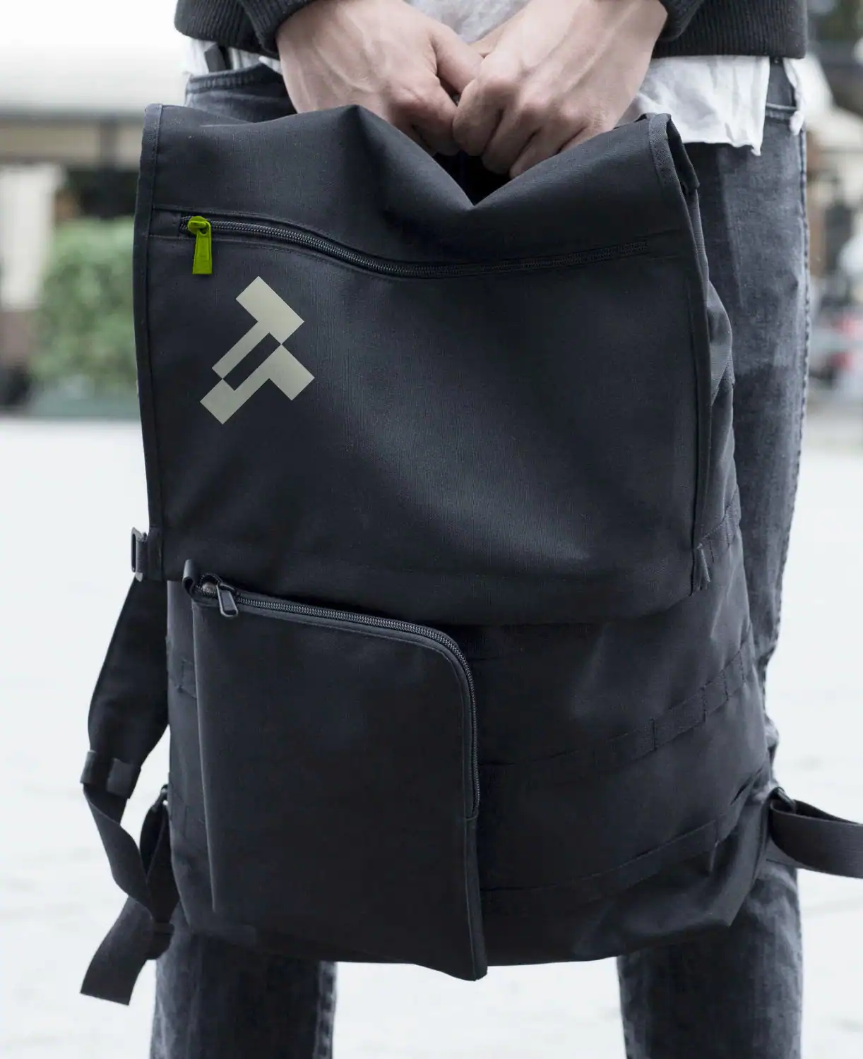 Sac à dos noir avec le symbole Tecam pour un bureau d’études en urbanisme et paysage.