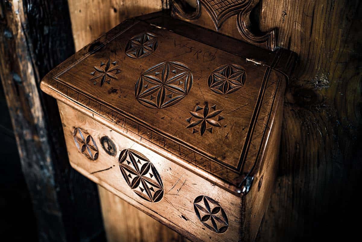 Meuble ancien en bois sculpté aux motifs traditionnels alpins