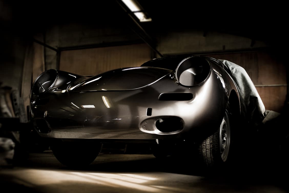 Carrosserie de Porsche 356 restaurée dans un atelier automobile