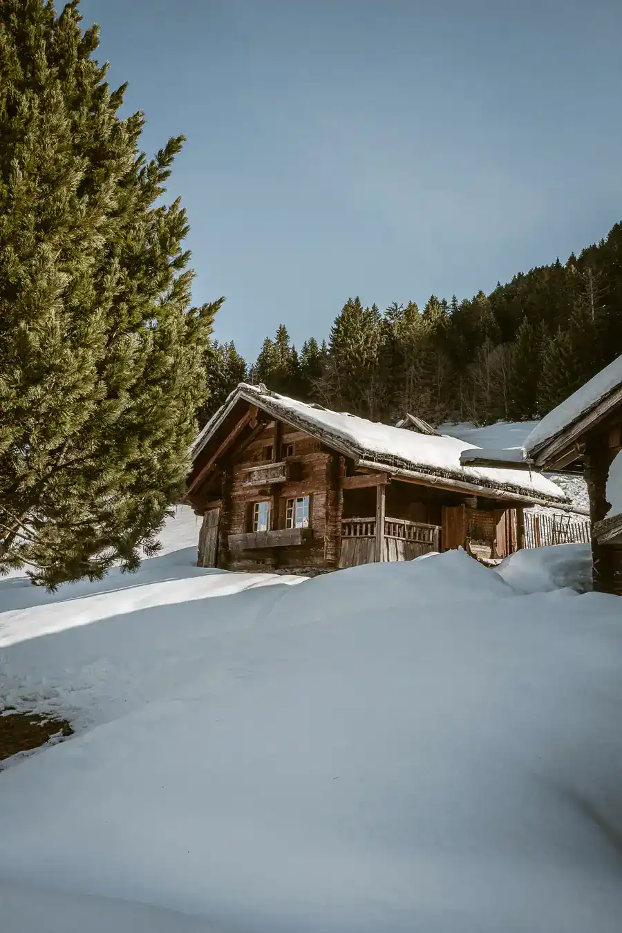 Ancien chalet d’alpage en bois sous la neige dans les Alpes suisses
