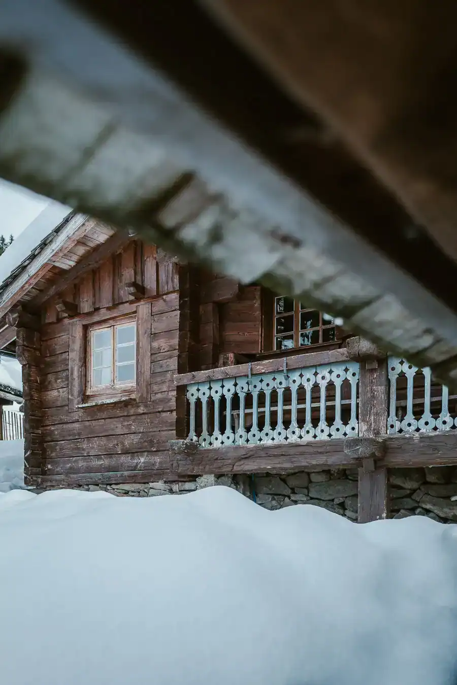 Chalet d’alpage traditionnel en bois entouré de neige