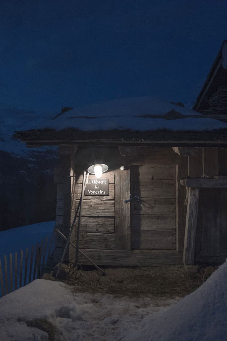 Entrée de la Chèvrerie des Vonezins dans un alpage enneigé