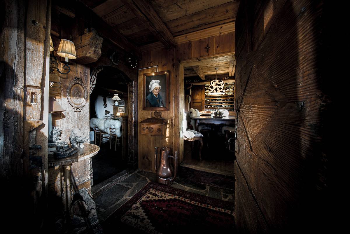 Intérieur traditionnel d’un ancien chalet d’alpage suisse