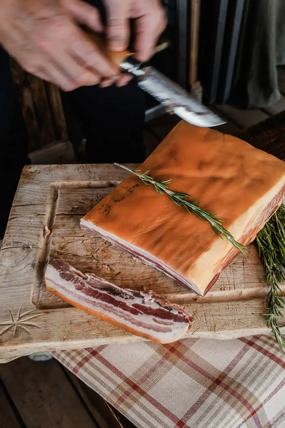 Découpe de poitrine de porc artisanale dans un chalet d’alpage