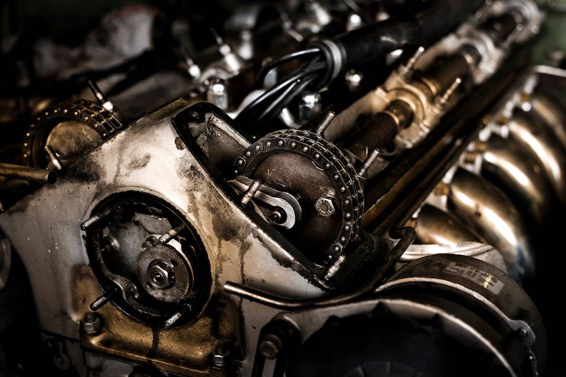 Détail mécanique du moteur d’une jaguar type E en restauration