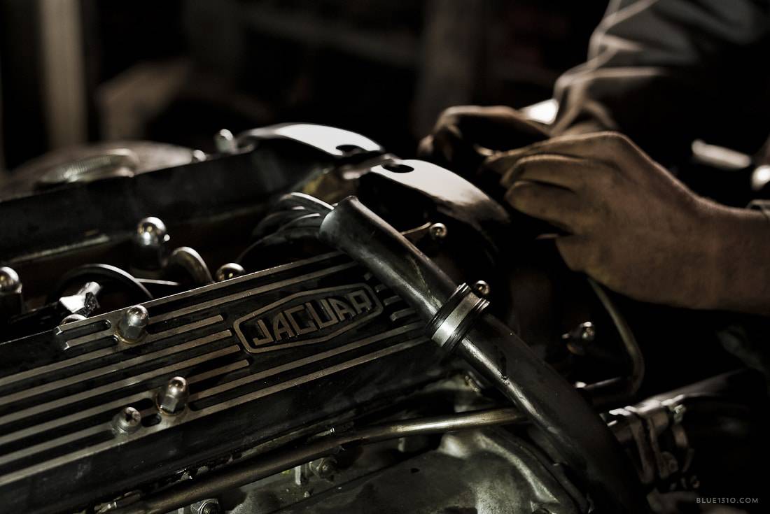 Moteur Jaguar en cours de restauration dans un atelier automobile