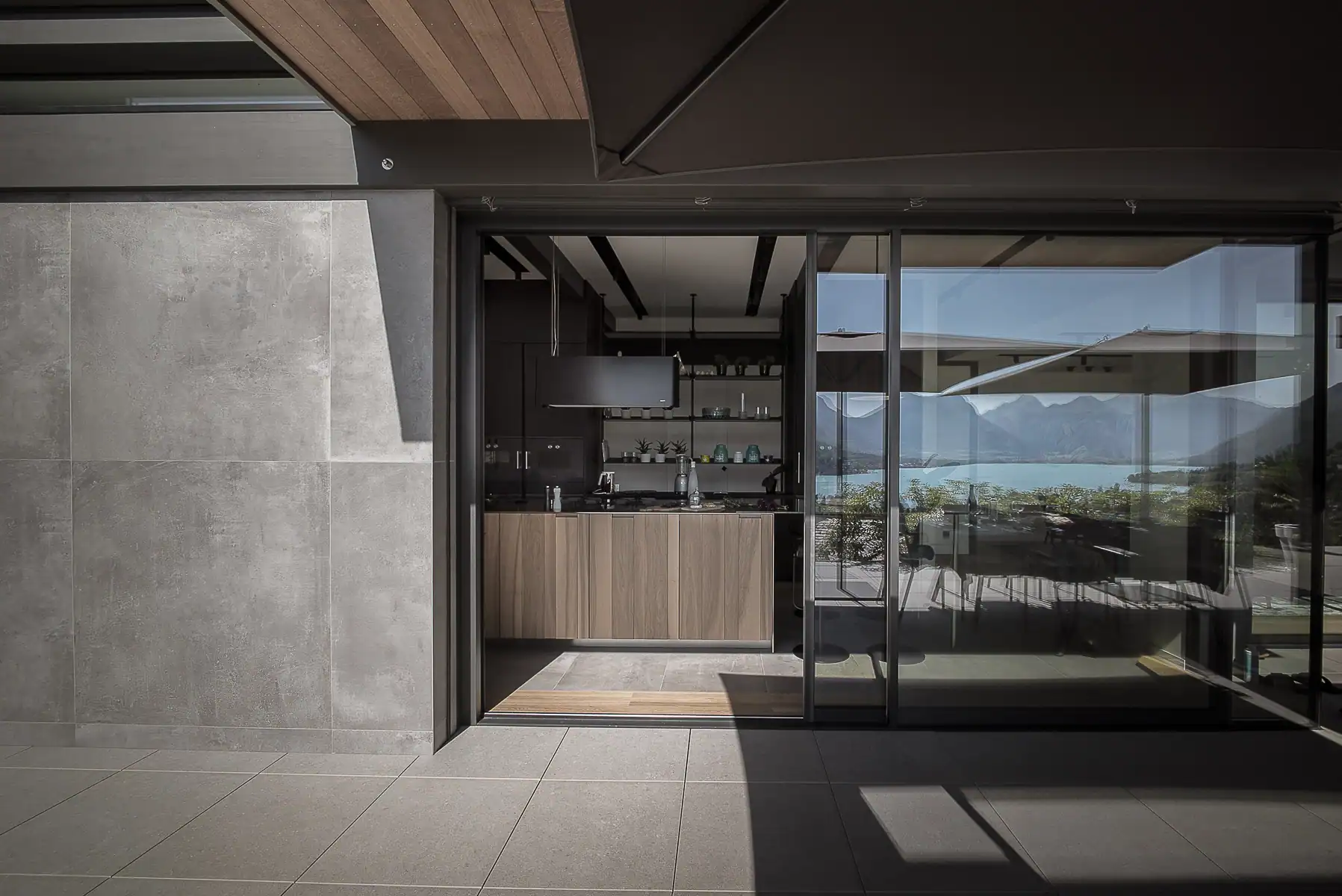 Cuisine contemporaine ouverte sur une terrasse avec vue sur le Léman