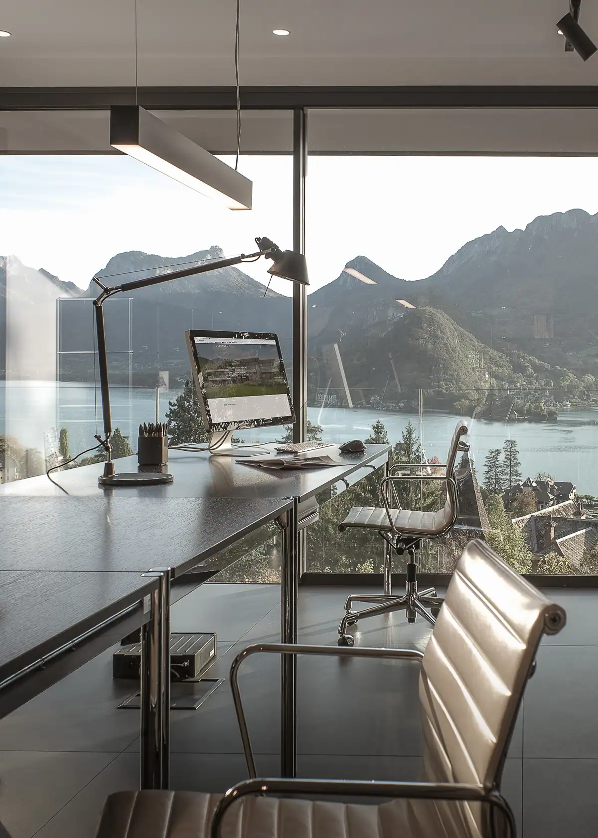 Bureau contemporain avec vue sur le lac Léman et les montagnes à Genève