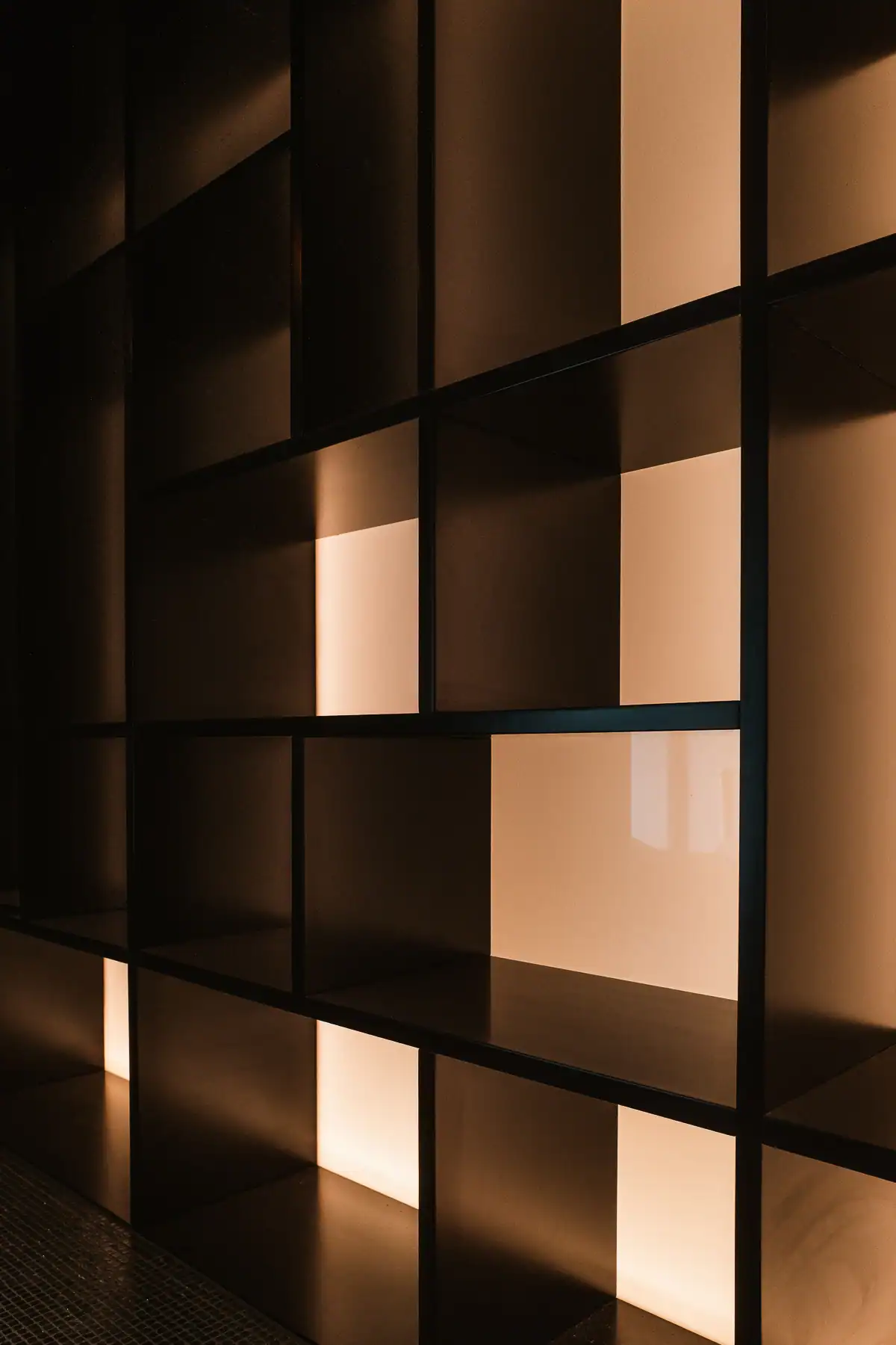 Détail d’une bibliothèque rétroéclairée aux lignes géométriques à Genève