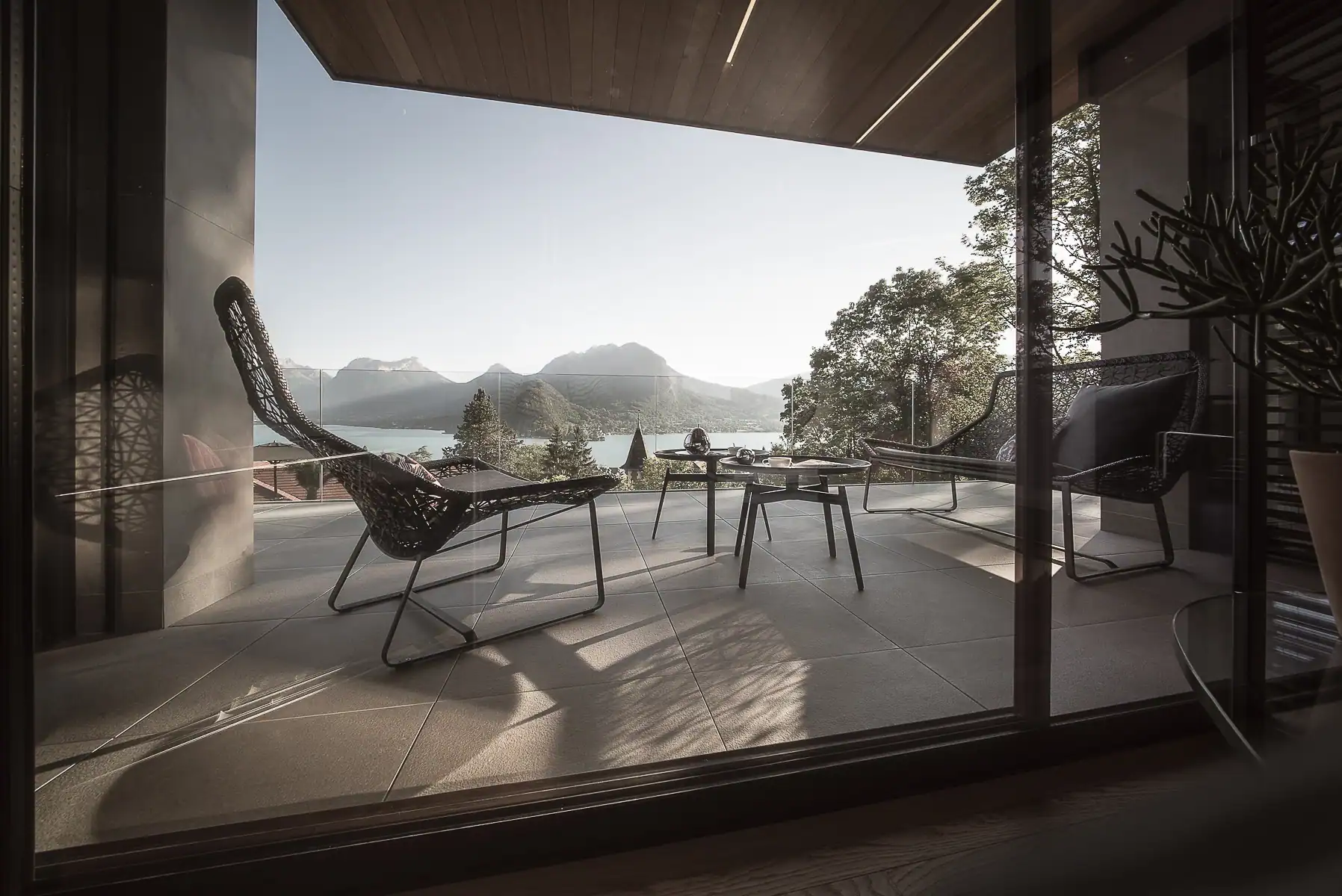 obilier de terrasse face au lac Léman dans une résidence contemporaine à Genève