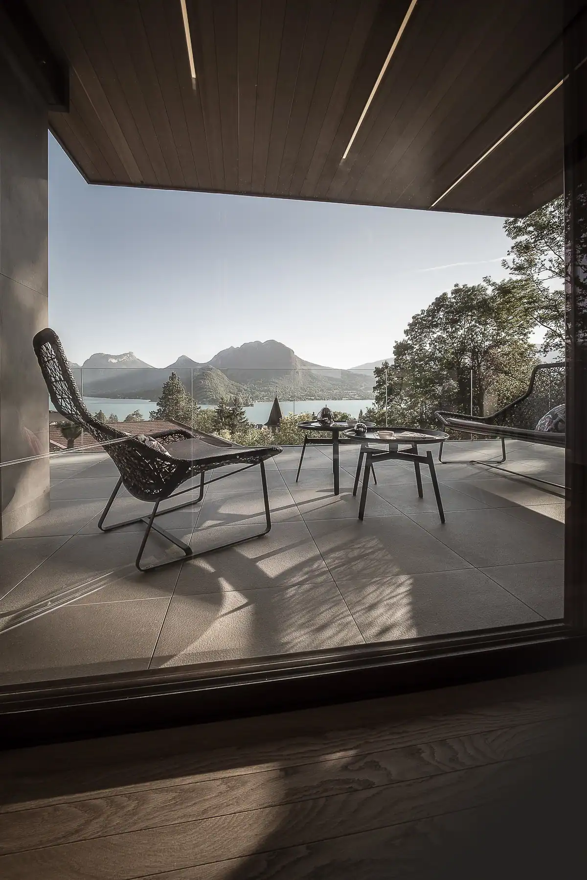 Terrasse contemporaine avec mobilier extérieur et vue sur le lac Léman à Genève