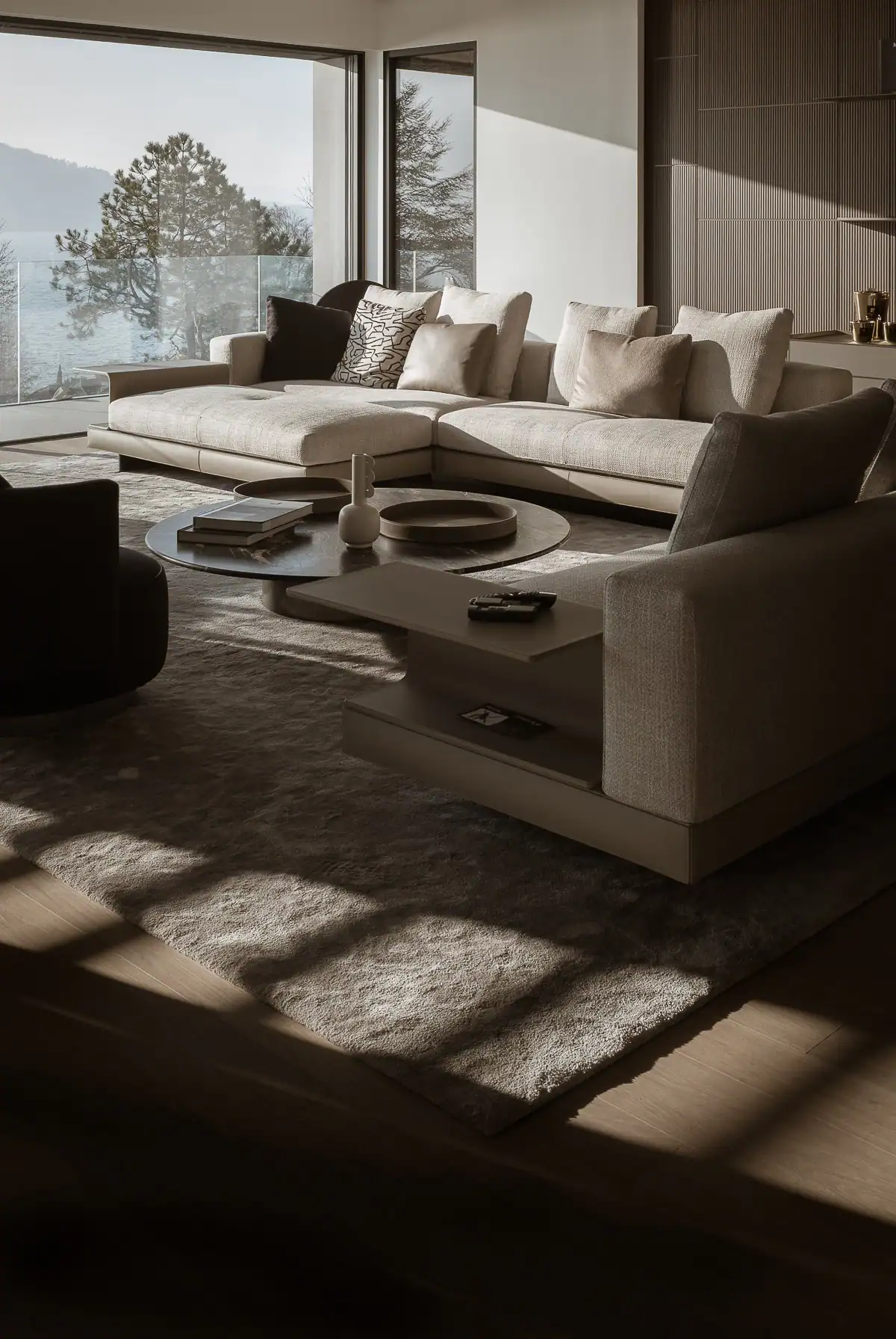 Salon contemporain avec grandes baies vitrées et vue sur le Léman à Genève