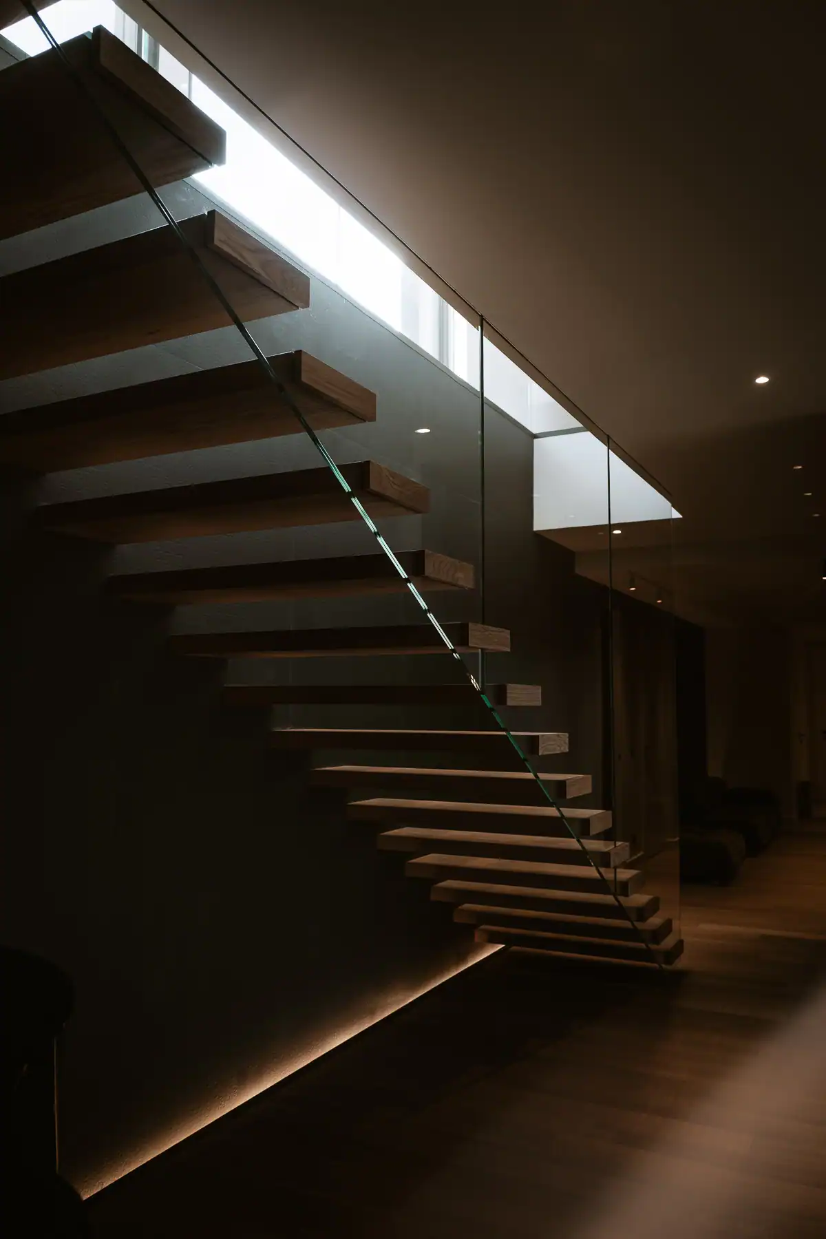 Escalier suspendu sous une verrière dans une architecture contemporaine à Genève