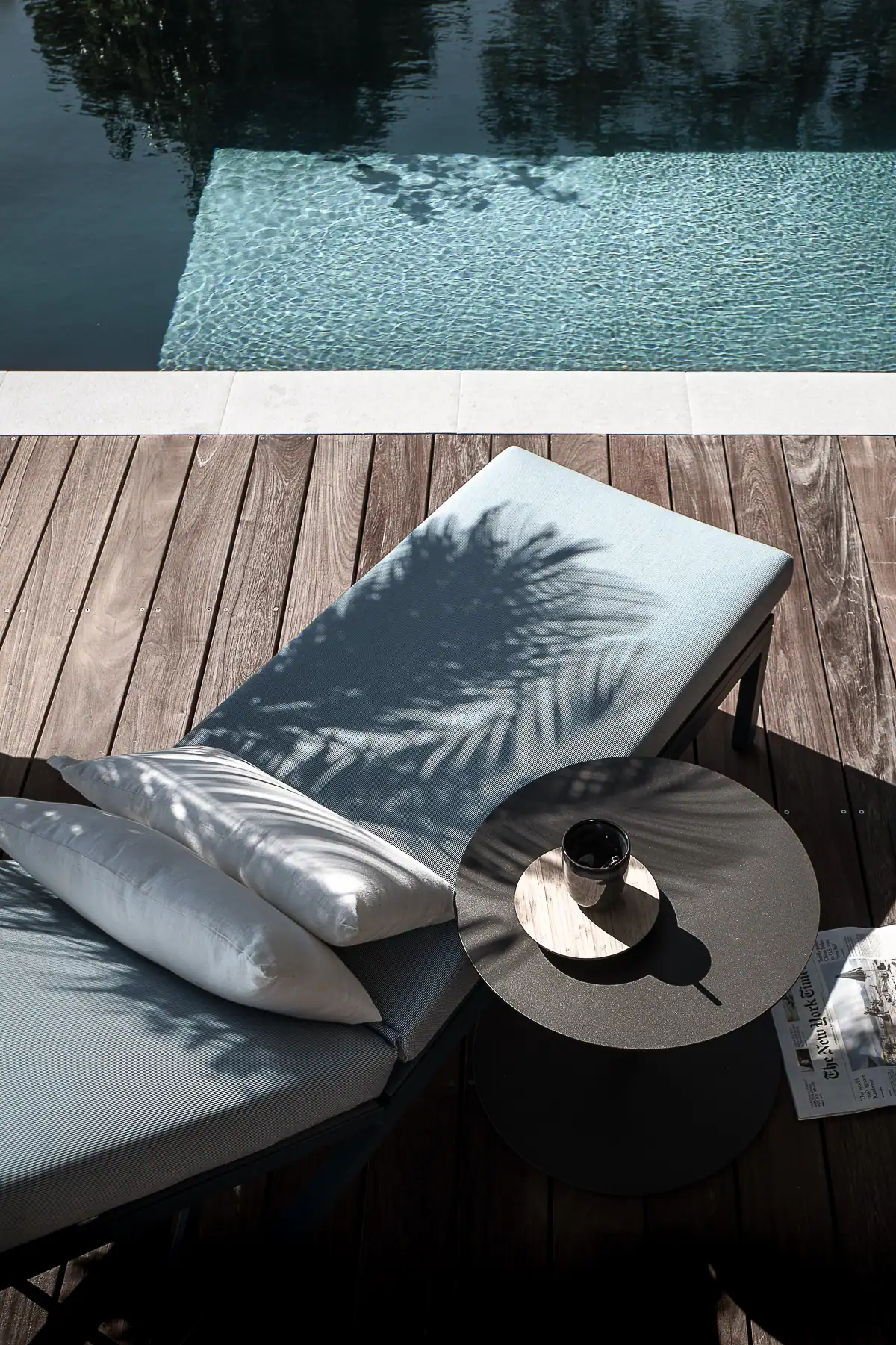 Mobilier outdoor et piscine d’une villa contemporaine photographiée à Genève