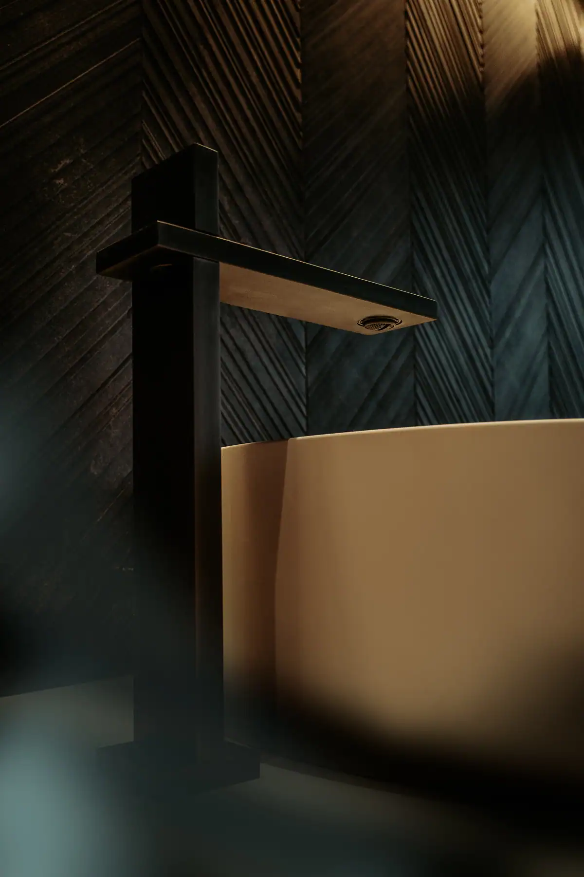 Robinetterie noire et vasque contemporaine dans une salle de bains à Genève
