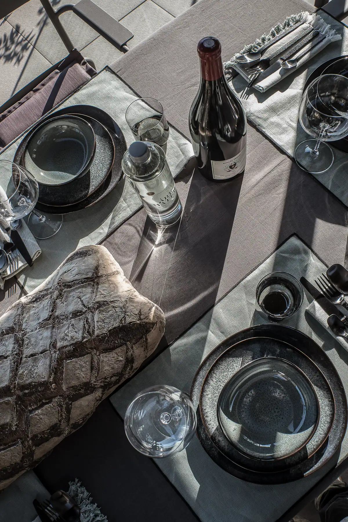 Table dressée sur une terrasse contemporaine lors d’un reportage photo à Genève