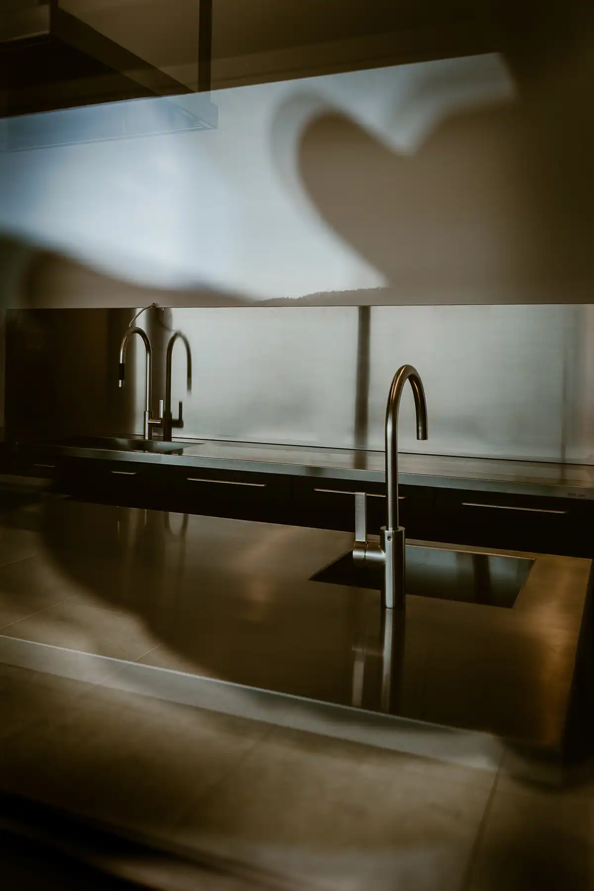 Cuisine Boffi en acier inoxydable avec robinetterie contemporaine