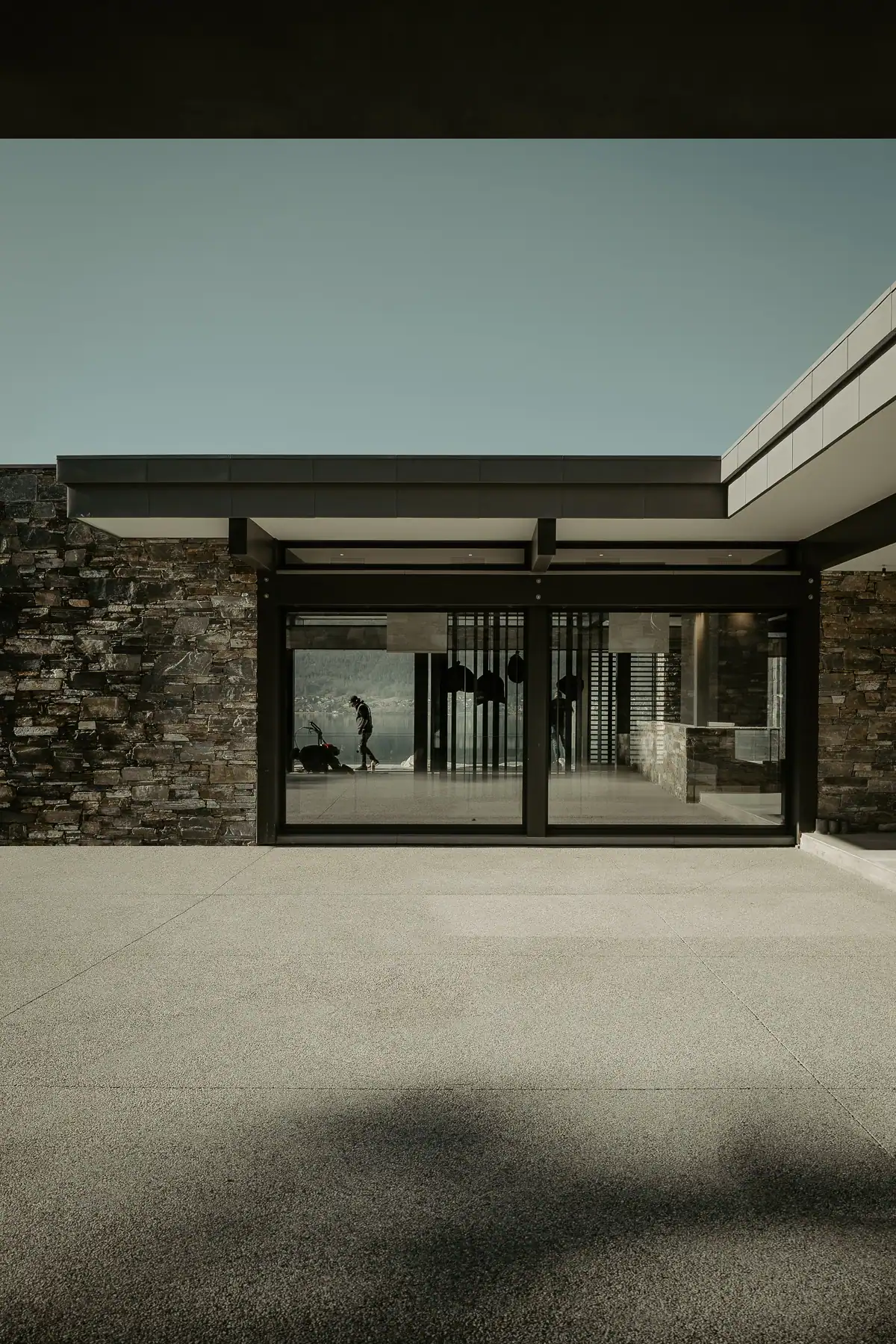 Façade contemporaine en pierre naturelle et grandes baies vitrées