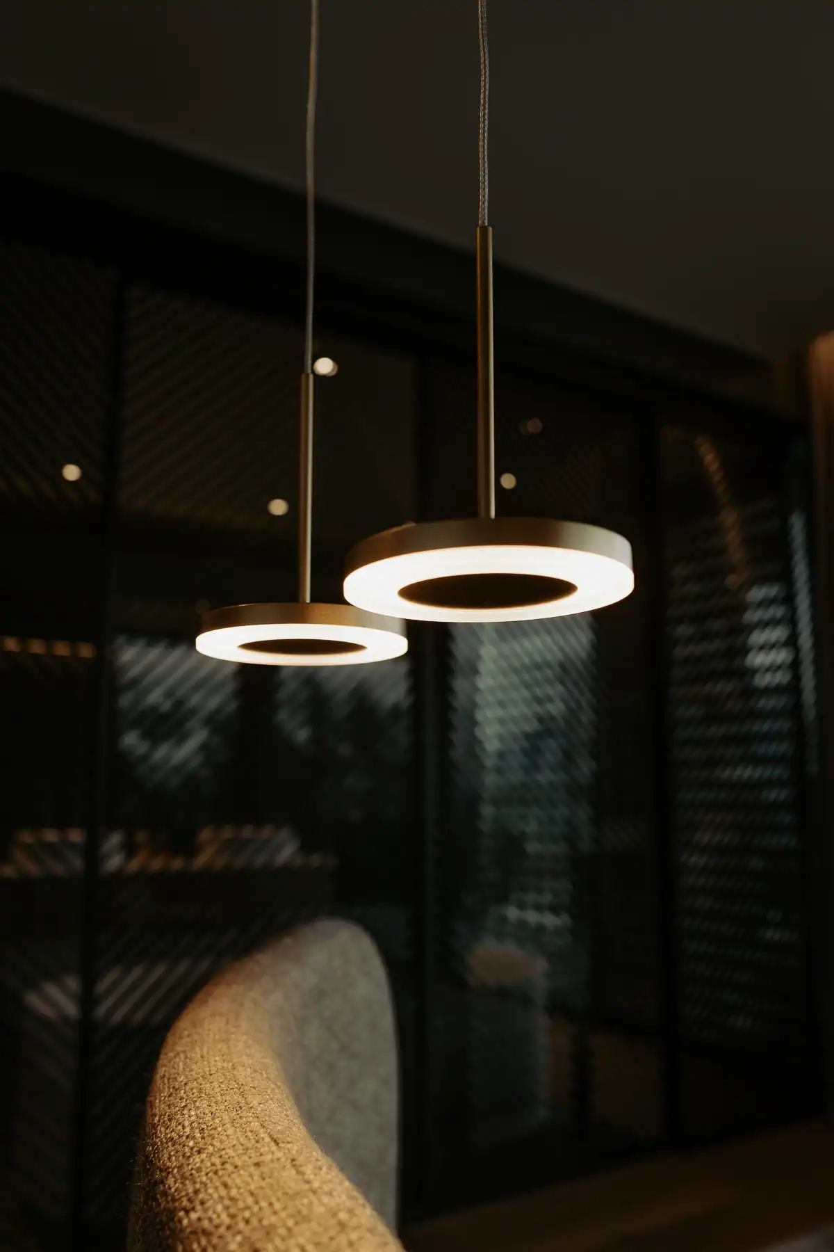 Suspensions circulaires design dans un intérieur contemporain sombre