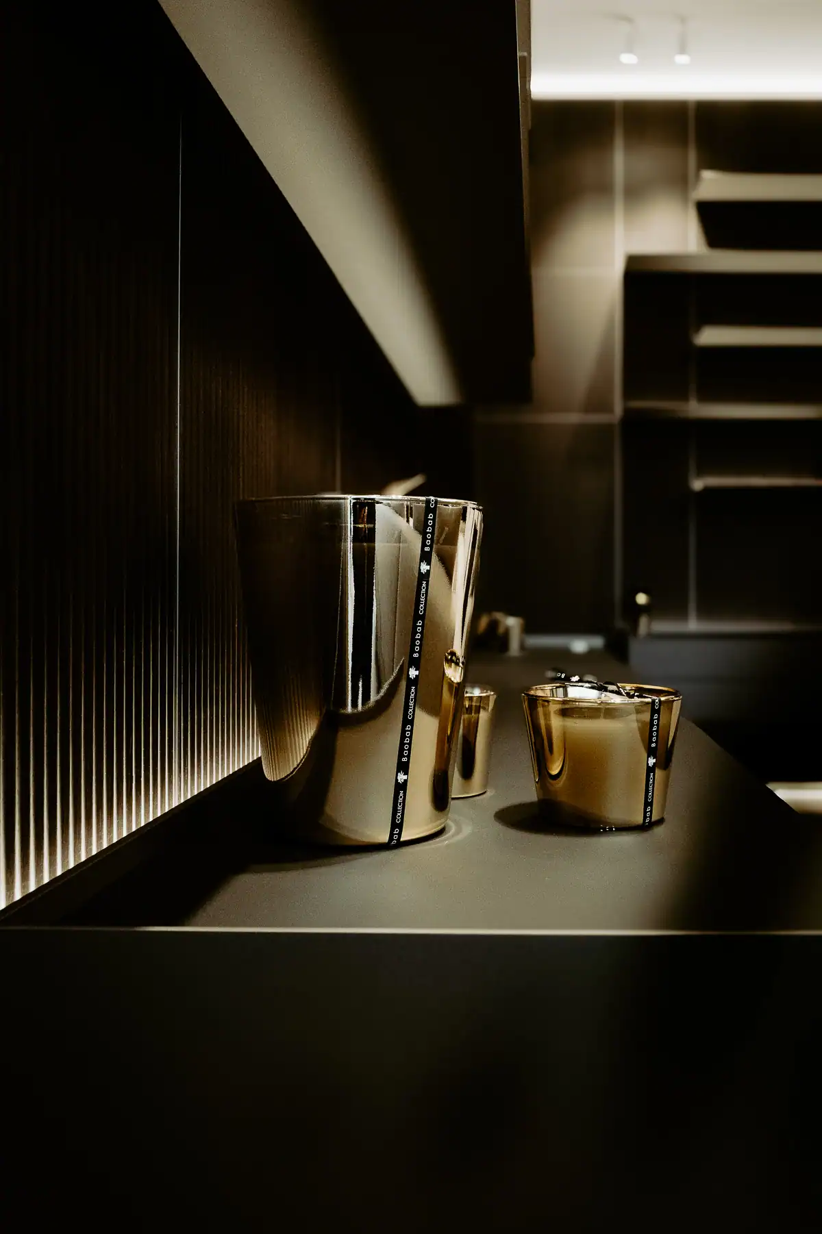 Objets décoratifs en verre fumé sur mobilier contemporain Rimadesio sur mesure